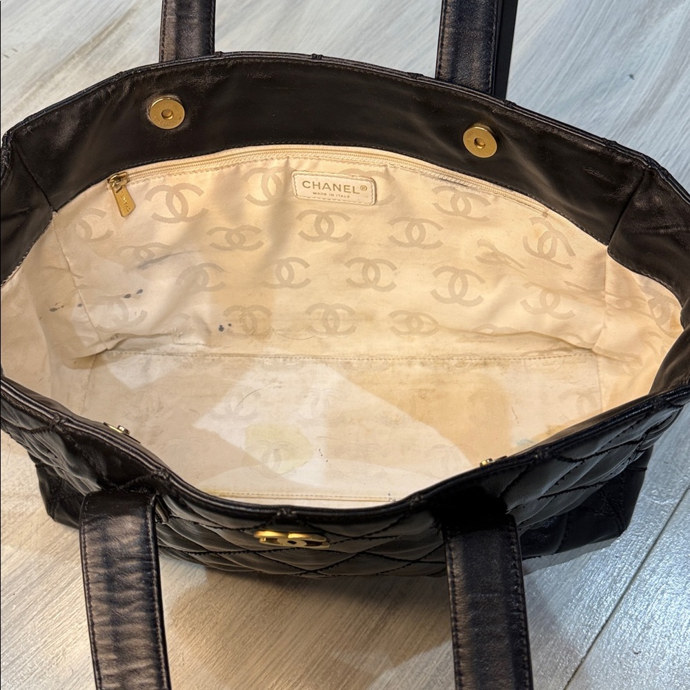CHANEL Black Quilted Handbag with Gold Accent - Picture 7 of 13